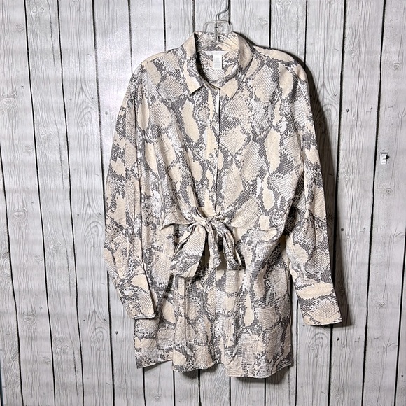 H&M snake print long button front tie front top size small - Picture 2 of 12